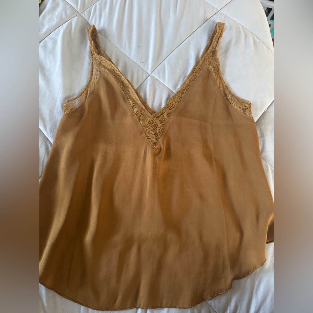 Flowy Gold Tank - Picture 3 of 4